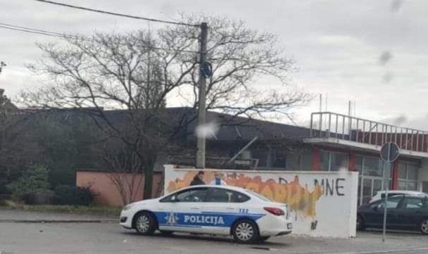 Наставља се ТЕРОР над неистомишљеницима у Црној Гори: Ухапшена група младића, покушали да уклоне мурал Никад више 1918 (ФОТО) 