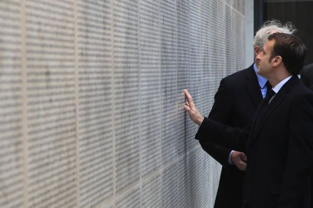 Нападе на Јевреје нећемо толерисати: Макрон отворио обновљени „Зид имена“ у Паризу