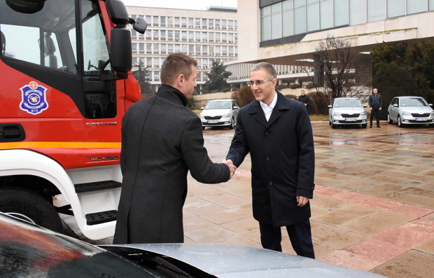 Министар Стефановић предао 121 ново возило полицији и ватрогасцима (ФОТО)