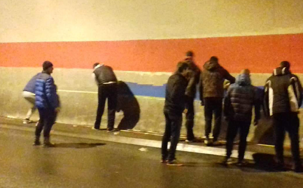 Насликана тробојка у тунелу на улазу у Беране (ФОТО/ВИДЕО)