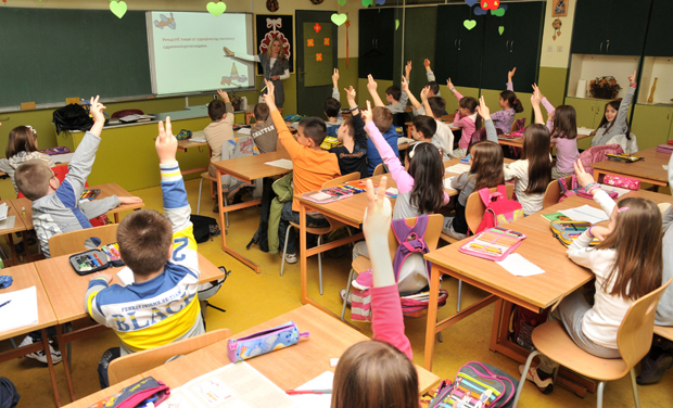 Тражио од наставника да литије у Црној Гори представе као манипулацију: Милов посланик уводи политику у ђачке клупе