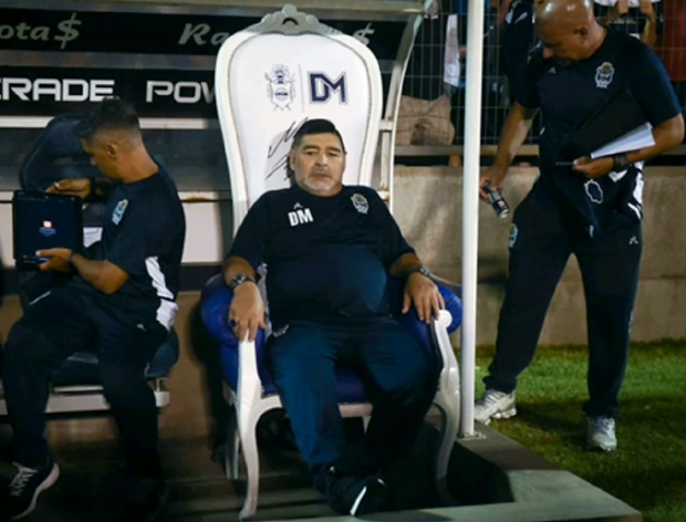 Краљевски третман за Дијега у Аргентини: Марадона уживао на престолу