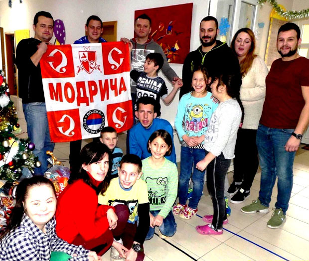 Делије из Модриче показале хуманост: Слаткиши и играчке за децу са посебним потребама