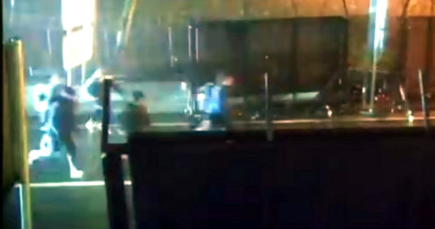 Мигранти трче кроз рупу на огради, тренутак пре него што је полиција запуцала: Појавио се снимак пробијања мађарске границе (ВИДЕО)