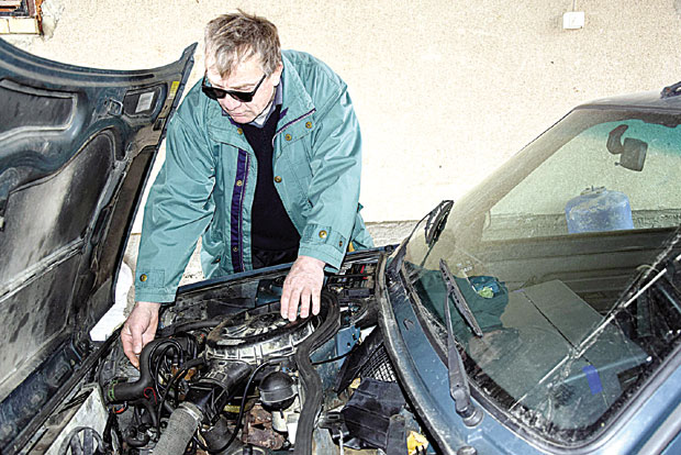 Урадио је стотинак генералки, склопио “рено”: Слеп, а најбољи механичар у селу