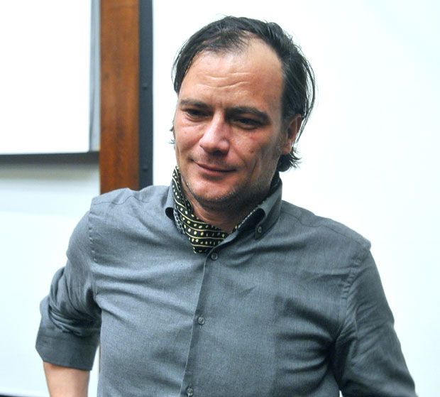 Песника обожаватељке прате као рок звезду