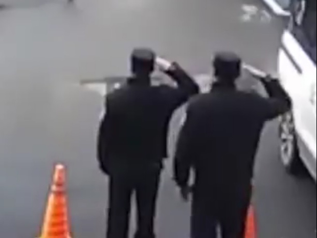 Ево зашто ће Кина победити корона вирус: Полицајци САЛУТИРАЛИ када су видели шта је донео НЕПОЗНАТИ ДОБРОТВОР (ВИДЕО)