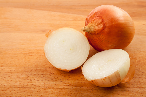 Цео живот погрешно сечемо лук: Постоји бржи начин, а нож вам уопште није потребан