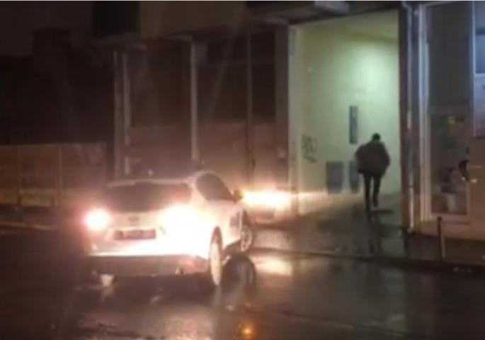 ФОТОГРАФИЈЕ СА ЛИЦА МЕСТА: Новосадска полиција одводи дизајнера који се сумњичи за ПЕДОФИЛИЈУ