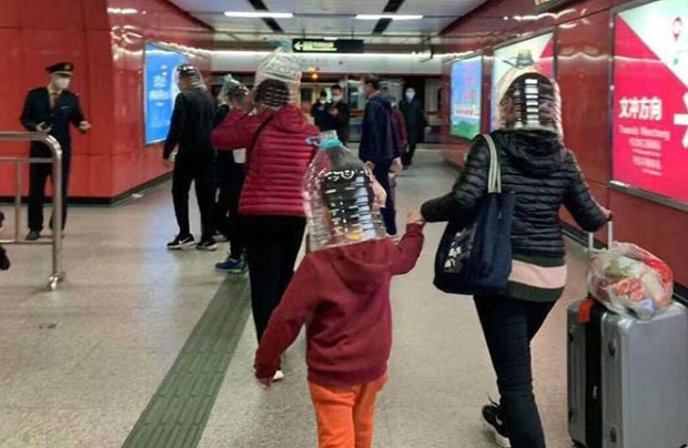 Шетају са пластичним флашама на глави, а децу “пакују” у кесе: Погледајте како се Кинези штите од корона вируса (ФОТО)