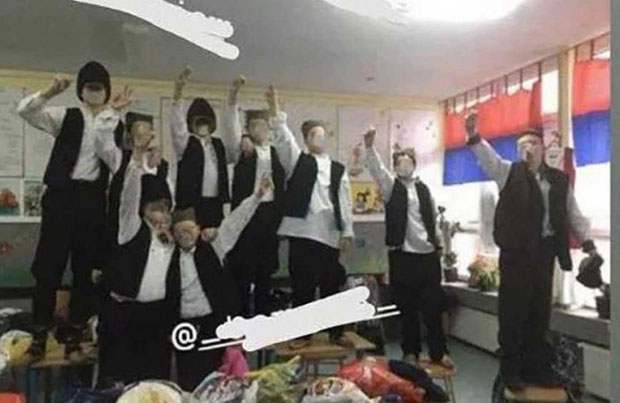 Одборник у Сребреници позива грађане да КОЉУ СРПСКУ ДЕЦУ јер су се сликала у народној ношњи: Бошњаци се окупили испред школе, родитељи у страху (ВИДЕО)