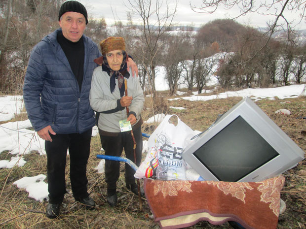 Хидо у децембру постаје Деда Мраз, а када није са децом помаже и старима у најзабитијим селима