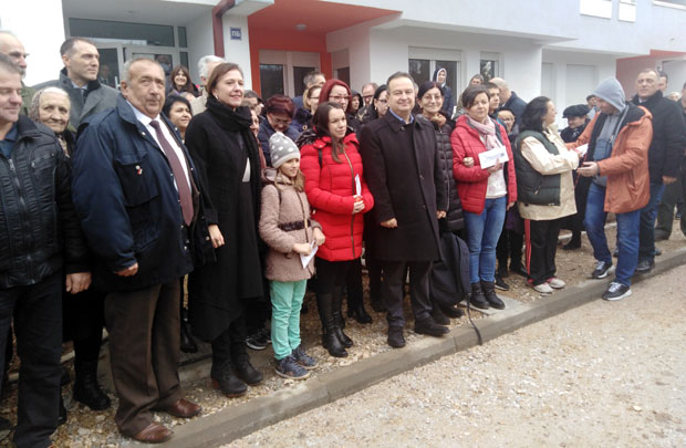 Дочекали кров над главом: У нове станове у Кикинди се уселило 25 избегличких породица из Босне и Хрватске