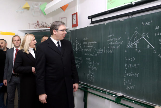 Еуфор хоће да контролише Вучићев поклон: После посете председника Србије, Гимназији у Мркоњић граду стигао чудан захтев