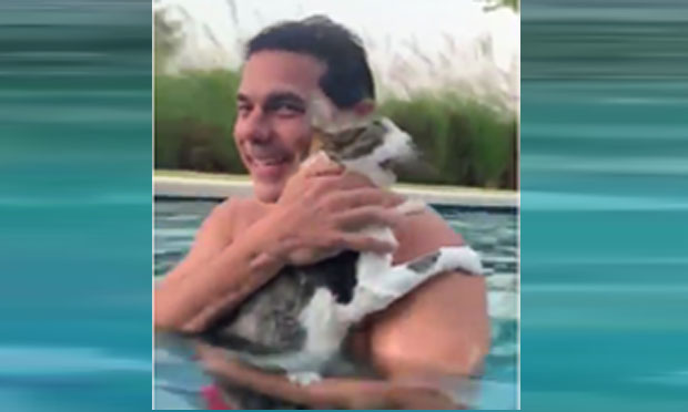 „Удавићу се, удавићу се!!!“ Уплашена од воде, МАЧКА „запомагала“ НА ШПАНСКОМ (ВИДЕО)