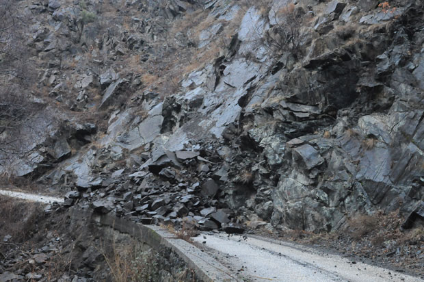 Прорадило клизиште у селу Бресник код Краљева (ФОТО/ВИДЕО)