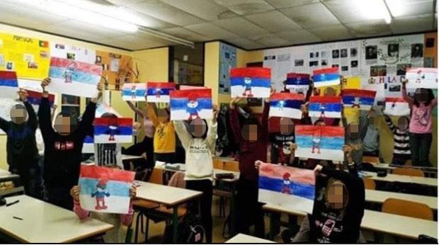 Штрумпф у центру тробојке као СИМБОЛ борбе за очување српских светиња: Погледајте цртеже ученика из Бара који су уздрмали Црну Гору (ФОТО)