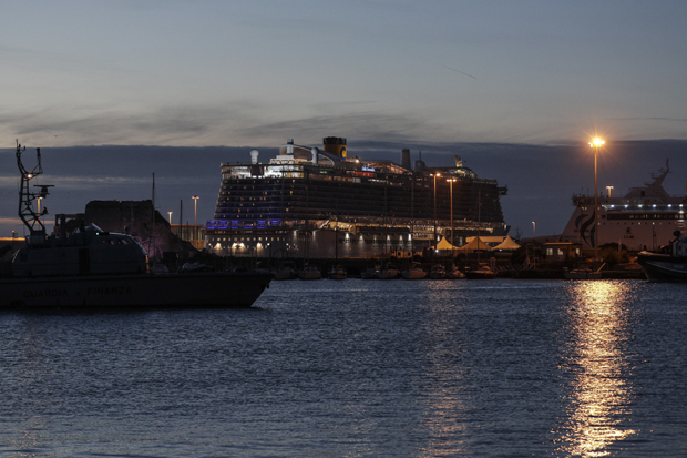 Хаос на крузеру блокираном због корона вируса: Стопирано искрцавање путника, људи су исцрпљени, не знају шта се дешава