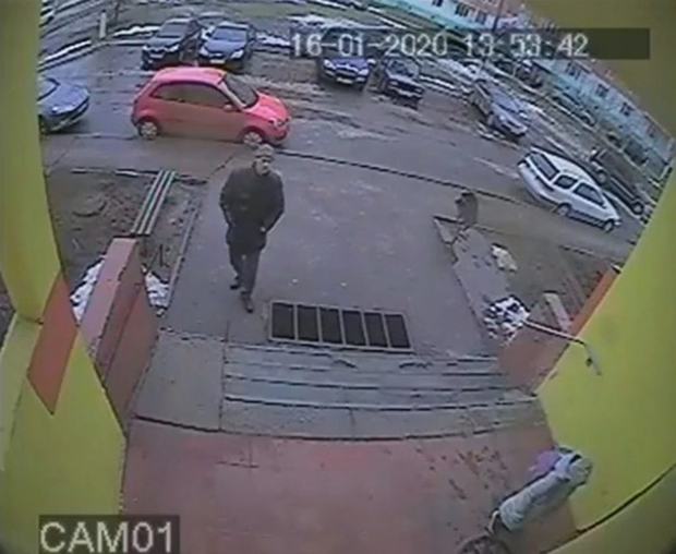 Појавио се снимак педофила у акцији: Пратио девојчицу од школе до њене зграде, али ово није очекивао (ВИДЕО)