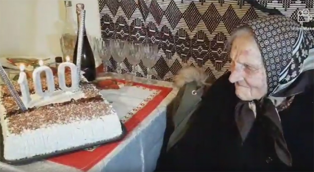 Бака Вера открива тајну дугог живота: Загазила у ДРУГИ ВЕК, а уз рођенданску песму ПЛАКАЛА ОД СРЕЋЕ као дете (ВИДЕО)