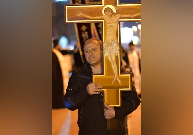 Радите шта хоћете, ја идем у литију: Полицајцу Илији претили суспензијом зато што са породицом иде да брани светиње, али то га није поколебало (ФОТО)