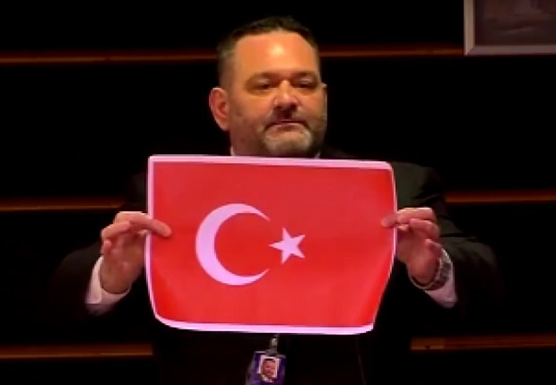 Грчки посланик ЈАВНО поцепао турску заставу, Чавушоглу побеснео: Размажена деца морају да знају своје границе