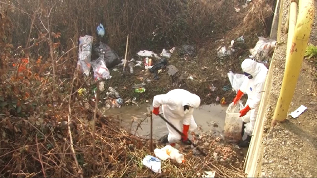 У поток бачено више од ТОНЕ ПОКВАРЕНЕ пилетине, остаци ТРУЛОГ меса у пластичним џаковима: У Ваљеву грађани узнемирени, СТРЕПЕ да нешто није завршило у месарама и радњама!