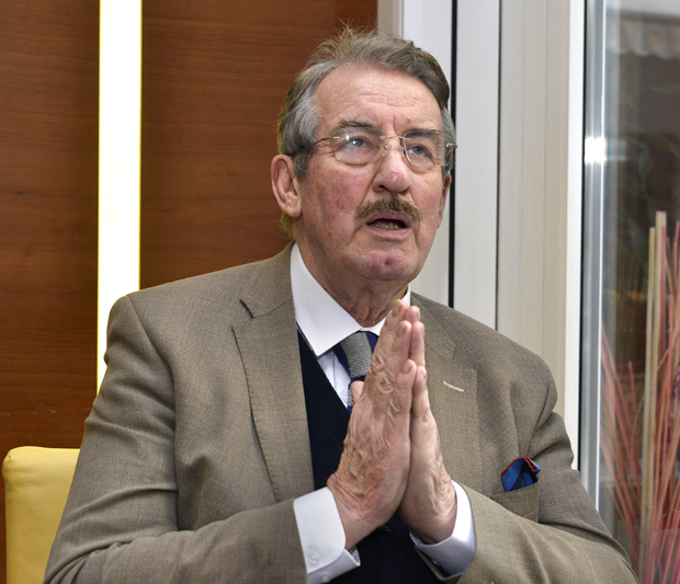 И данас ме прате клинци и смеју се као Бојси: Џон Чалис о Србији, феномену серије Мућке, каријери, Америци и Брегзиту