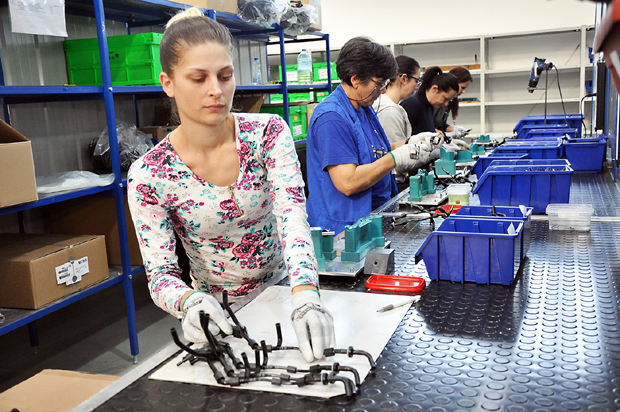 У три новоизграђене хале израђује делове за BMW, Ford, Citroen, Fiat, радници имају плату око 500 евра: ЕУ стигла у Љесковац