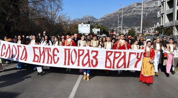 Мило избацује из странке све који шетају у литијама