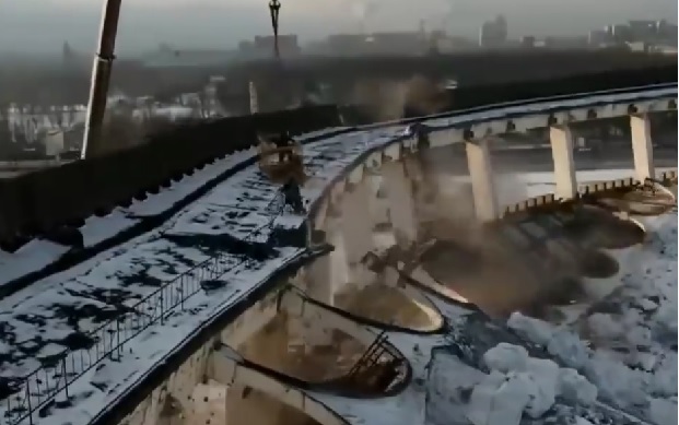 Раднику фалило ПАР КОРАКА да се спасе, пропао кроз кров ПРЕД ОЧИМА колеге: Потресан снимак рушења огромне хале (ВИДЕО)