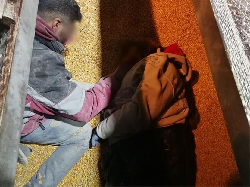 Породила се жена коју је пронашао пас трагач затрпану под кукурузом: Беба рођена у 5. месецу