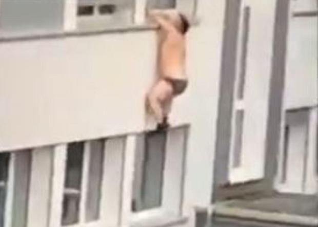 Муж се раније вратио кући? Погледајте драму несрећног дебељка који виси са прозора (ВИДЕО)