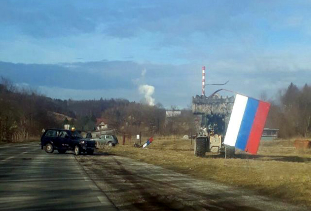 Црногорска полиција скинула билборд са тробојком, осликали га као одговор на насилно уклањање мурала у Златици 