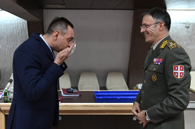 Шпијунка: Обично уручује сабље, сад је једну добио од војника