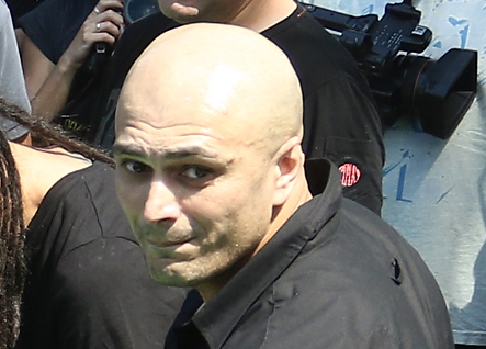 “Имао је глас као славуј, било му је жао што је Рашид кренуо погрешним путем”: Полиција трага за сином Синана Сакића због бекства из кућног притвора у Лозници