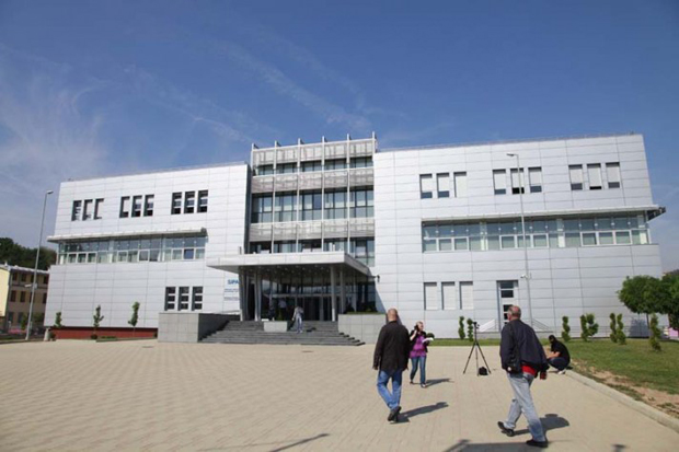 Илија (56) ЗАДУЖИО ПИШТОЉ, па отишао у канцеларију и ПУЦАО У СЕБЕ: Детаљи трагедије у згради СИПА, не зна се што се инспектор убио