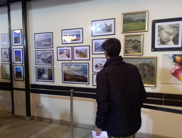 Свирају гитару, гајде, певају, сликају, пишу песме, вајају и праве гуме за цео свет: Пирот у фабрици има индустрију и - уметничку колонију 