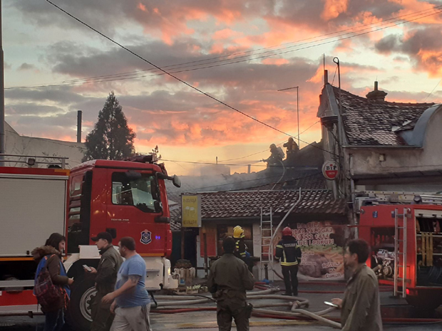 Горела пивница на Зеленом венцу: Гости истрчали напоље, велики број ватрогасаца обуздао пламен, дим се проширио до Косовске и Трга Републике (ФОТО/ВИДЕО)