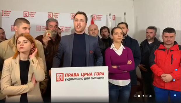 “Овде влада ДИКТАТУРА, људе хапсе, легитимишу, али то је зато што је Мило Ђукановић ГОТОВ и више НЕ КОНТРОЛИШЕ Црну Гору! Марко Милачић послао СНАЖНУ поруку после пуштања на слободу (ВИДЕО)