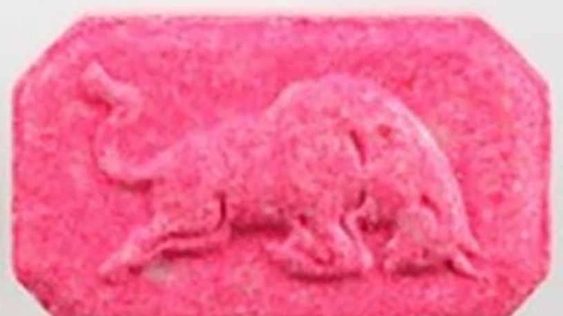 Тинејџер попио ову пилулу на журки и умро, девојка се бори за живот: Из полиције стигло упозорење