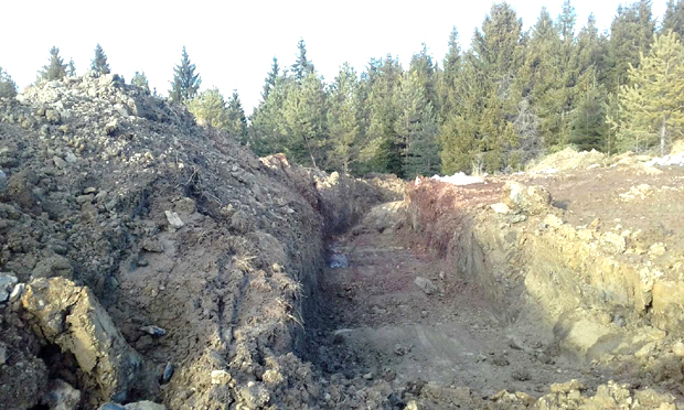 Новости сазнају: По налогу полиције копа се канал изнад Пљеваља на граници са Србијом (ФОТО)