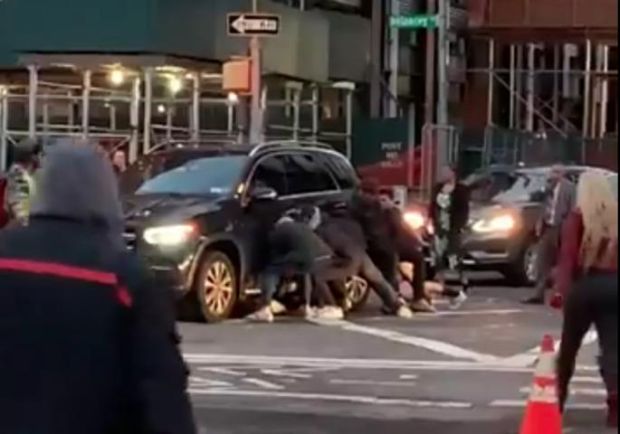 Оваква сцена се не виђа сваки дан: Пролазници ГОЛИМ рукама подигли тешког теренца да извуку жену (ВИДЕО)