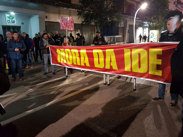 Протест у Подгорици под слоганом „Мора да иде“: Грађани полицији добацивали „Не чувајте лопова!“ 