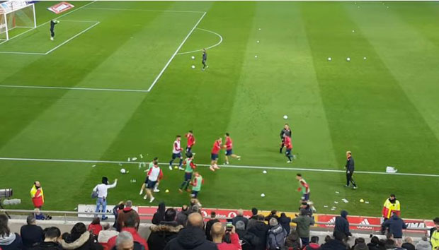 Пиштољ око струка, паре лете на све стране: “Газда” ПАОК добио овације навијача Олимпијакоса (ВИДЕО)