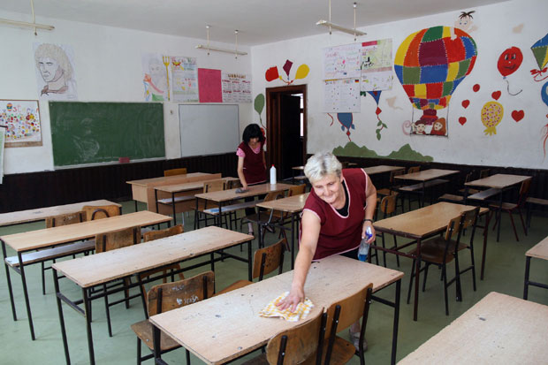 Чисте и дворишта, а не би требало: „Теткице“ за плату треба да сређују само школу