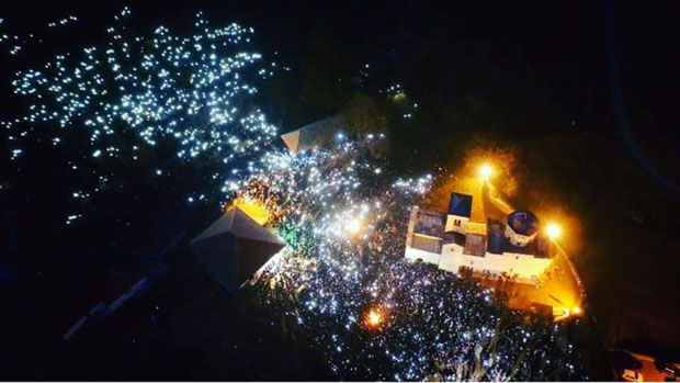 ПОГЛЕДАЈТЕ: Песма косовских јунака испред манастира у Беранама (ВИДЕО)