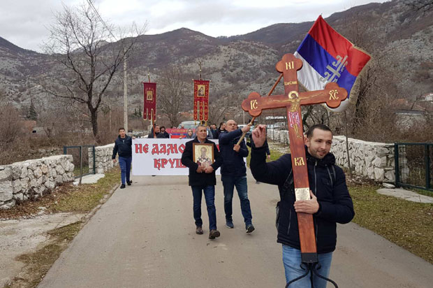 Млади банкар на литију дошао из Цириха па се обратио Милу: Пролићу своју крв ако се нађе неки мајчин син који крене да ми чепрља по дедовим костима и да отима цркву Светога Николе