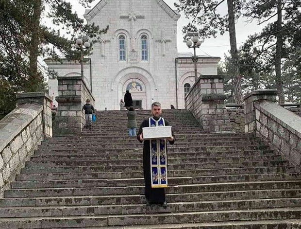 Свети Василије Острошки благосиља Пљевља и Стару Херцеговину: Светитељев јастук на челу литије