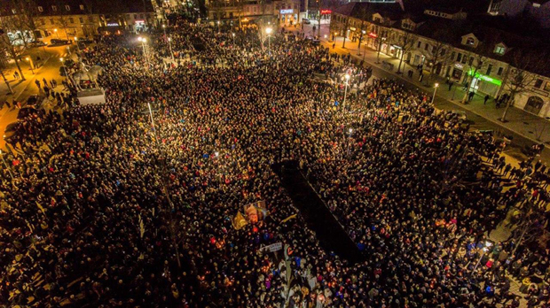 Нестваран моменат: Молитву „Оче наш“ изговара 40 000 Никшићана (ВИДЕО)